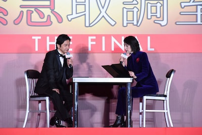 「劇場版『緊急取調室 THE FINAL』」カウントダウンイベントにて、天海祐希（右）から“取り調べ”を受ける石丸幹二（左）