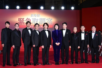 「劇場版『緊急取調室 THE FINAL』」カウントダウンイベントにて、左から大倉孝二、鈴木浩介、速水もこみち、石丸幹二、佐々木蔵之介、天海祐希、田中哲司、小日向文世、でんでん、塚地武雅