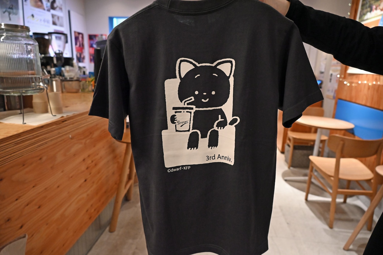 Strangerの開業3周年を記念して発売された、ドワーフとのコラボレーションTシャツ