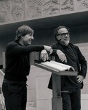 映画「DIGGER／ディガー」オフショット。左からトム・クルーズ、アレハンドロ・ゴンサレス・イニャリトゥ