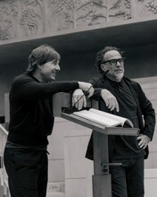 映画「DIGGER／ディガー」オフショット。左からトム・クルーズ、アレハンドロ・ゴンサレス・イニャリトゥ