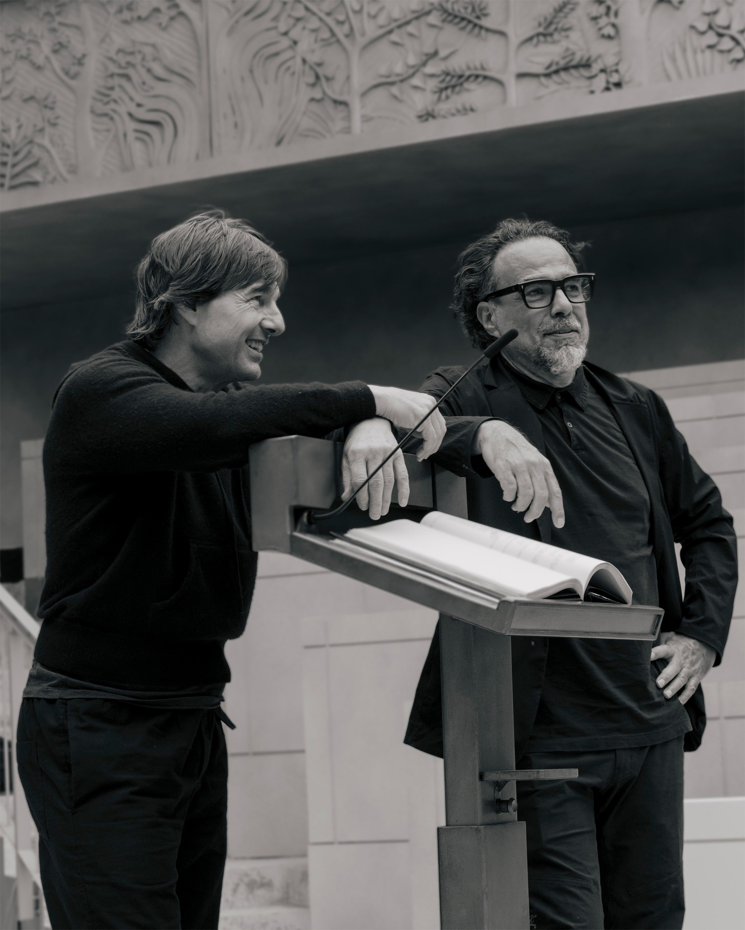 映画「DIGGER／ディガー」オフショット。左からトム・クルーズ、アレハンドロ・ゴンサレス・イニャリトゥ