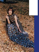 橋本愛20代ラスト写真集「MOOD BOARD:」Amazon限定版裏表紙 秋編（撮影：Fish Zhang）