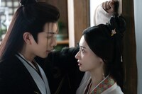 中国ドラマ「情刺 愛讐の宮廷」より、イエン・ズーシエン（厳子賢）演じる岳瑾宸（左）、ホー・シュエンリン（何宣林）演じる顧君遥（右）