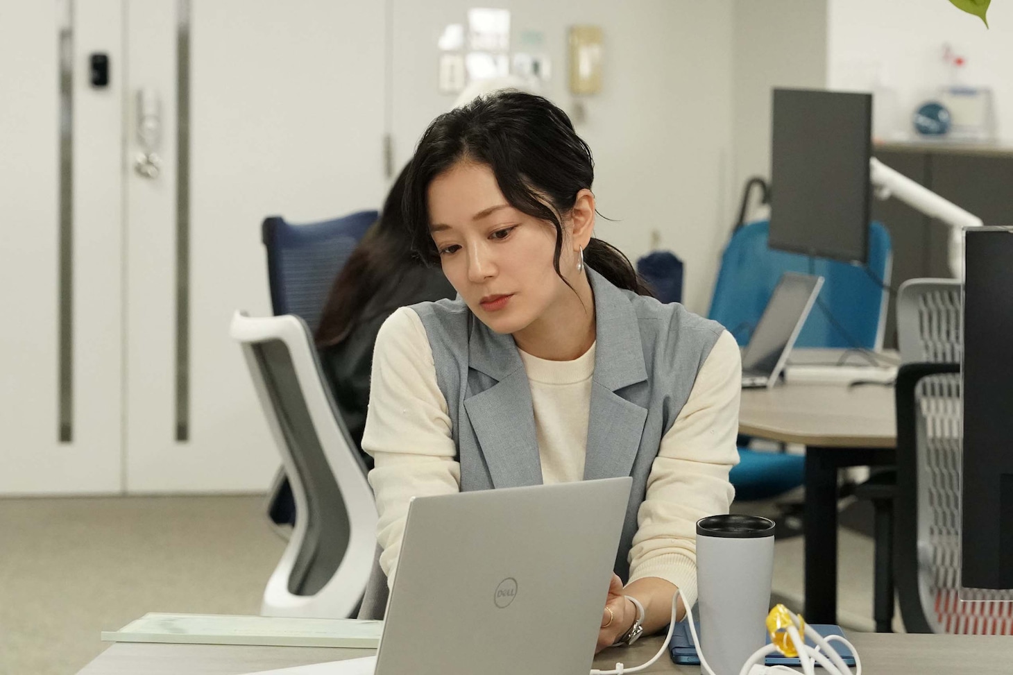 ドラマ「ラムネモンキー」より、中越典子演じる小野寺さつき