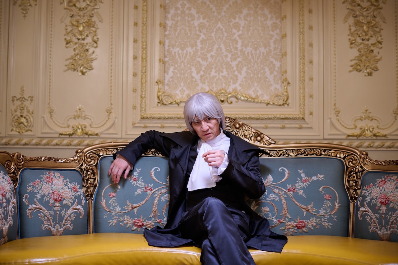 「津田寛治に撮休はない」新場面写真。劇中映画「ミステリー・ホリック」のマッド・クリスティーに扮する津田寛治