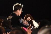 ファンの歓声に応える佐藤健