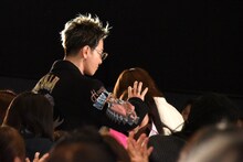 ファンの歓声に応える佐藤健