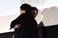 大友啓史（手前）とハグをする佐藤健（奥）