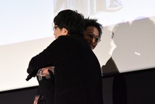 大友啓史（手前）とハグをする佐藤健（奥）