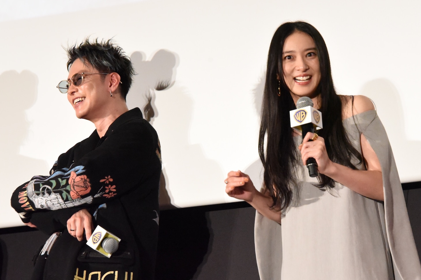 左から佐藤健、武井咲