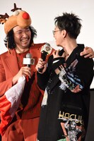 青木崇高（左）が「剣心！」と佐藤健（右）の肩をがっちりと抱く様子