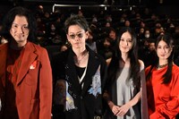 左から青木崇高、佐藤健、武井咲、土屋太鳳