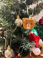 Stranger受付のクリスマスツリーに飾られた“こまちゃん”は、劇場スタッフの手作り