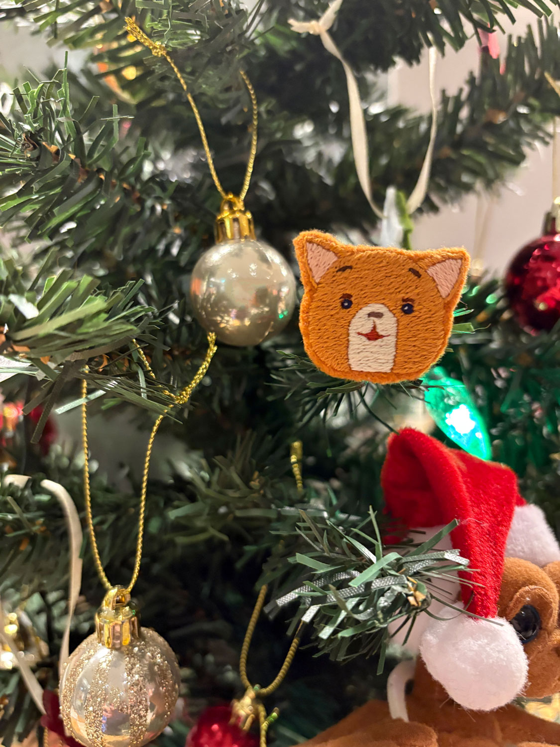 Stranger受付のクリスマスツリーに飾られた“こまちゃん”は、劇場スタッフの手作り