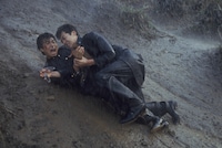 映画1作目「ビー・バップ・ハイスクール」より、トオル（左）と戦うヘビ次（右） ©1985 東映 セントラル・アーツ