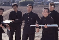 映画3作目「ビー・バップ・ハイスクール 高校与太郎行進曲」より。左から、細田（演：竹越晶）、小野（演：小瀬沢健治）、腹巻鉄也、茶本（演：竹越義明）、太井（演：茂木正行） ©東映