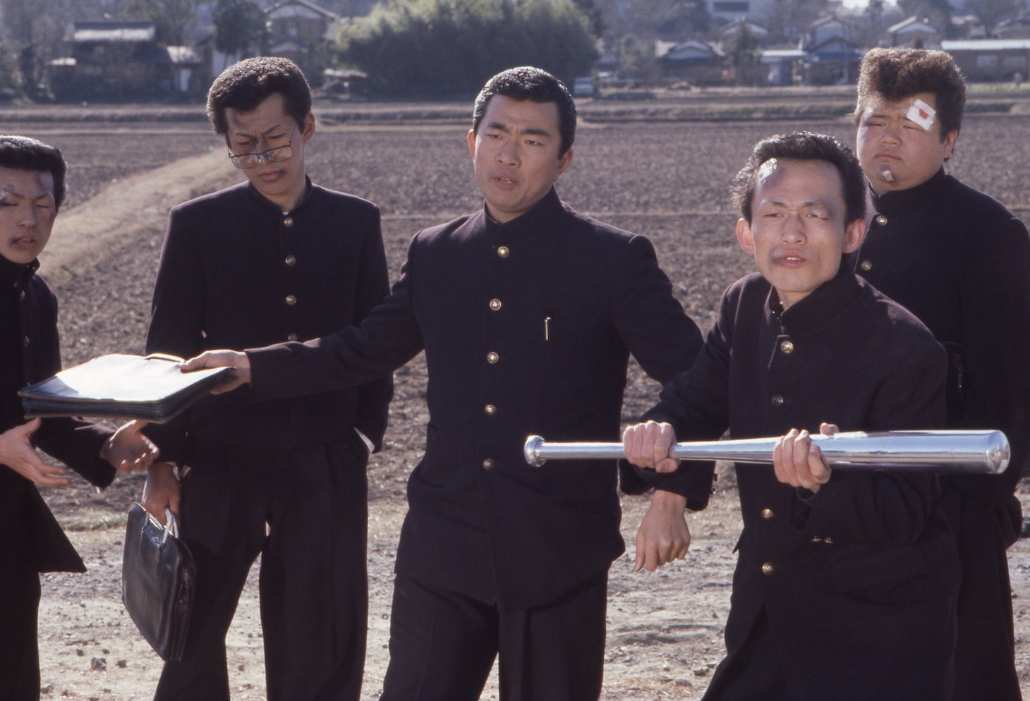 映画3作目「ビー・バップ・ハイスクール 高校与太郎行進曲」より。左から、細田（演：竹越晶）、小野（演：小瀬沢健治）、腹巻鉄也、茶本（演：竹越義明）、太井（演：茂木正行） ©東映