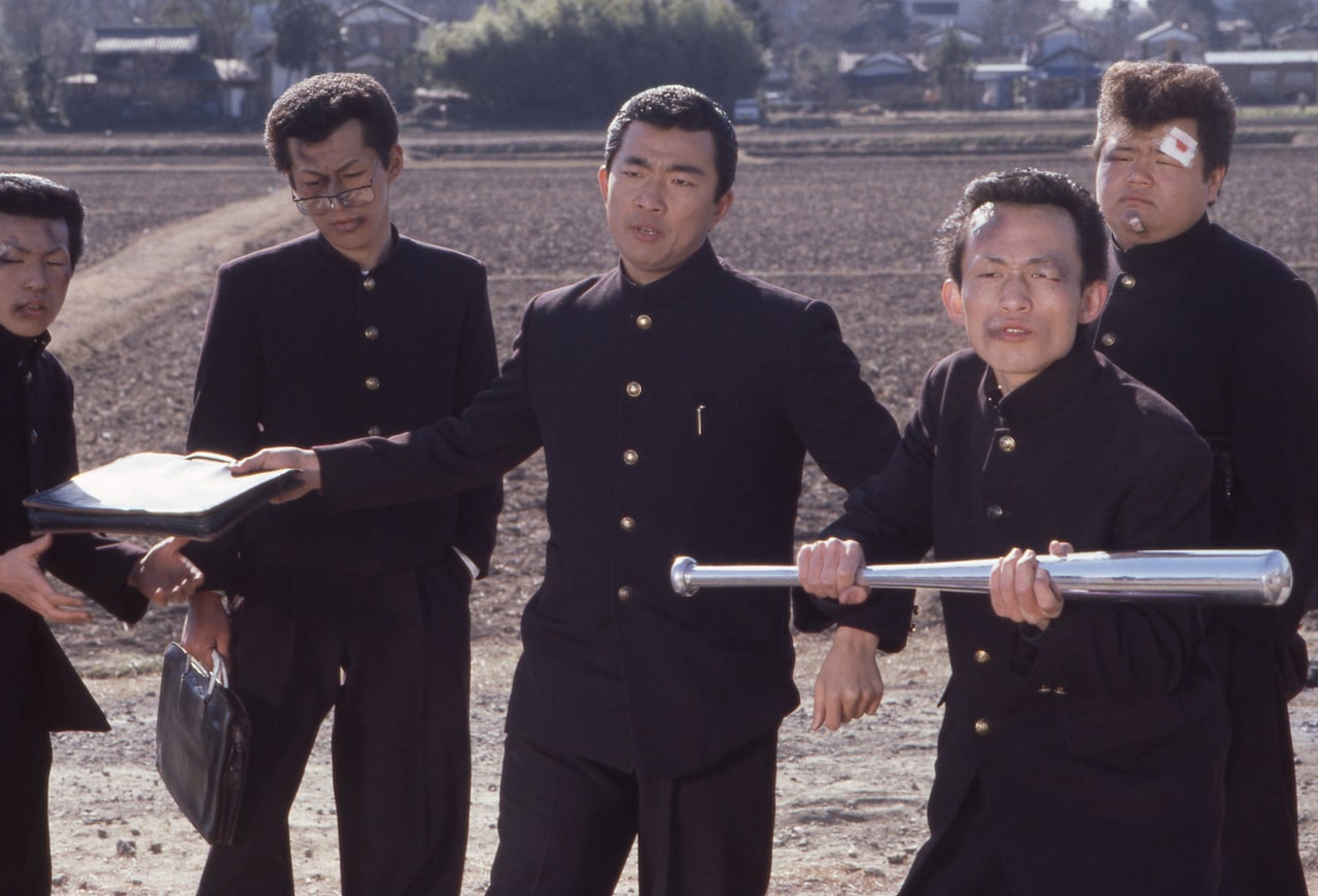 映画3作目「ビー・バップ・ハイスクール 高校与太郎行進曲」より。左から、細田（演：竹越晶）、小野（演：小瀬沢健治）、腹巻鉄也、茶本（演：竹越義明）、太井（演：茂木正行） ©東映