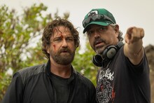 「アウトローズ」メイキング写真。左からジェラルド・バトラー、監督のクリスチャン・グーデガスト