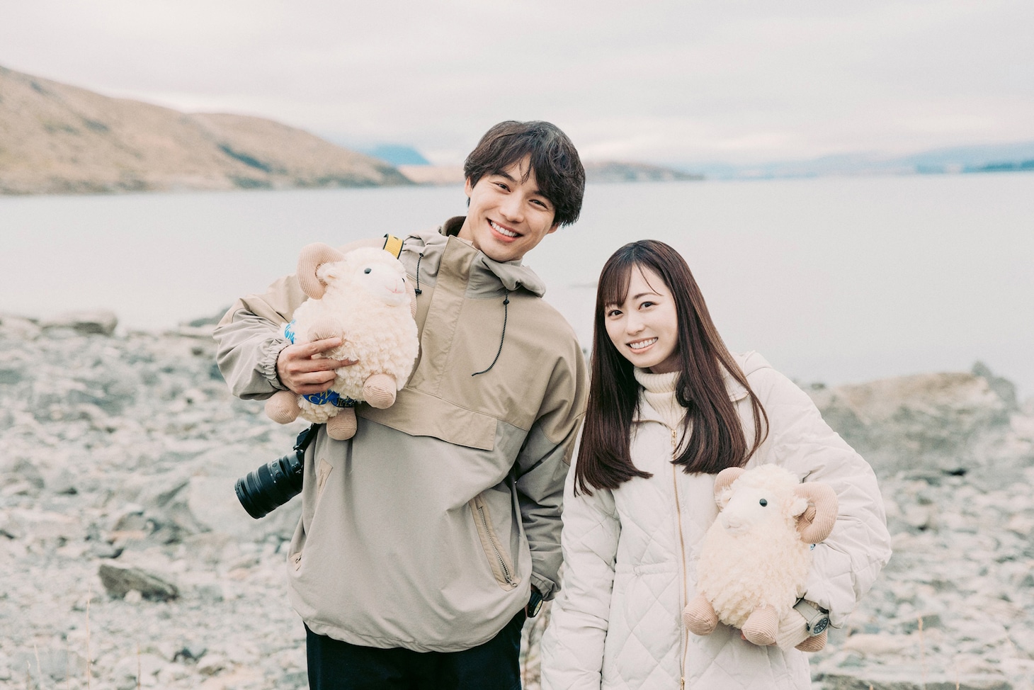 映画「楓」のニュージーランド撮影最終日の様子。左から福士蒼汰、福原遥