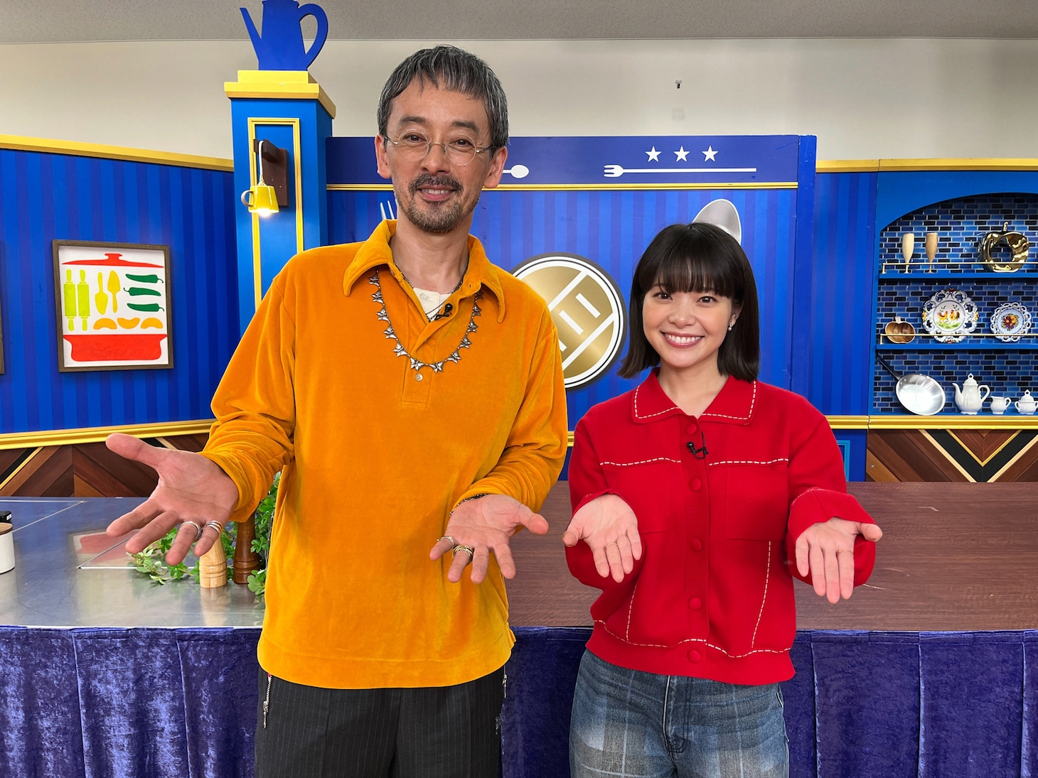 12月24日にNHK総合で放送される「激突メシあがれ～自作グルメ頂上決戦～」鍋スペシャル回の様子。ゲストの滝藤賢一（左）と岸井ゆきの（右）