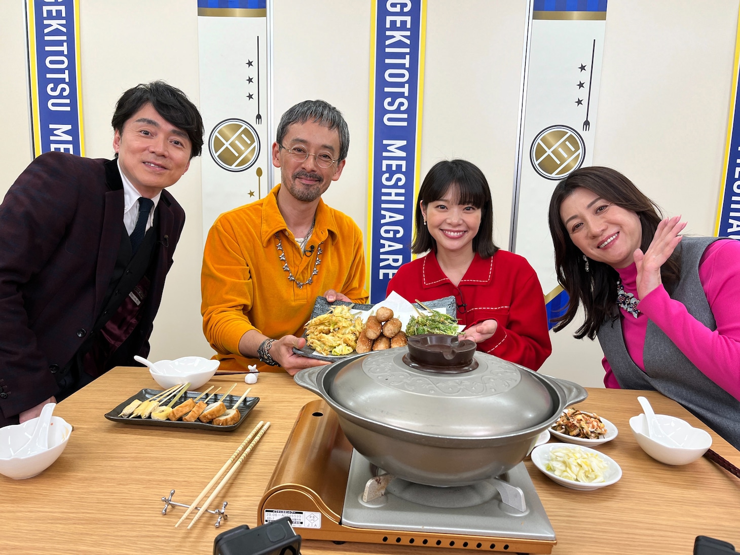 12月24日にNHK総合で放送される「激突メシあがれ～自作グルメ頂上決戦～」鍋スペシャル回の様子。左からアナウンサーの高瀬耕造、ゲストの滝藤賢一と岸井ゆきの、野々村友紀子