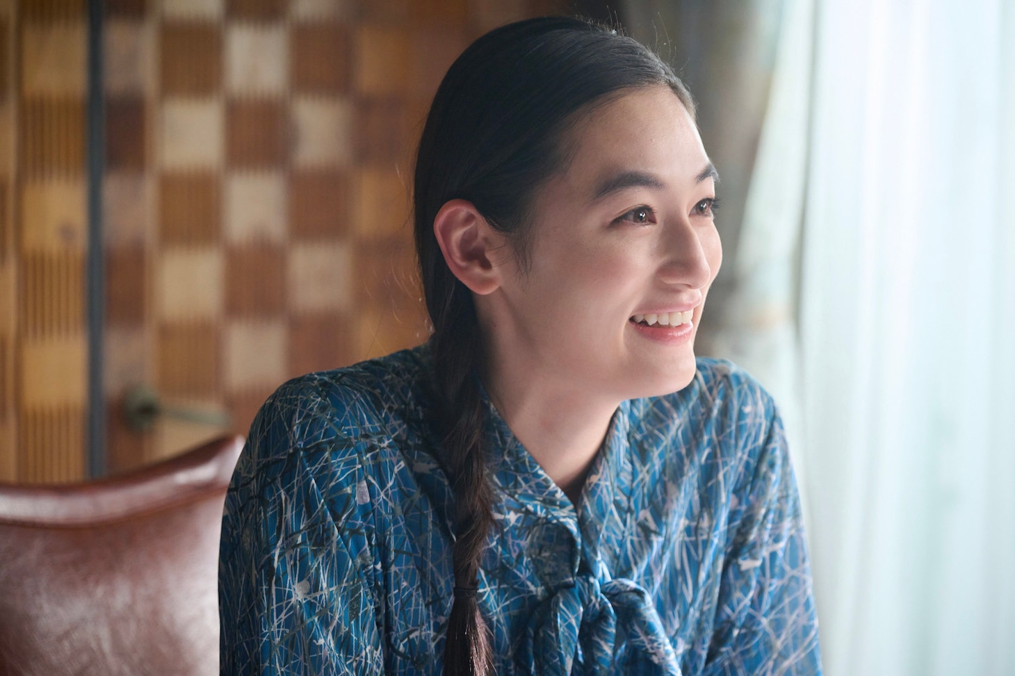 「森英恵 Butterfly beyond」主演の八木莉可子。17歳から39歳まで森英恵を演じる