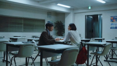 「災 劇場版」より、香川照之演じる“男”（左）と中島セナ演じる北川祐里（右）