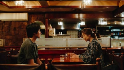 「災 劇場版」より、藤原季節演じる皆川慎（左）と内田慈演じる崎山伊織（右）