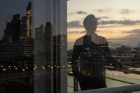 ドラマ「ナイト・マネジャー」シーズン2 場面写真