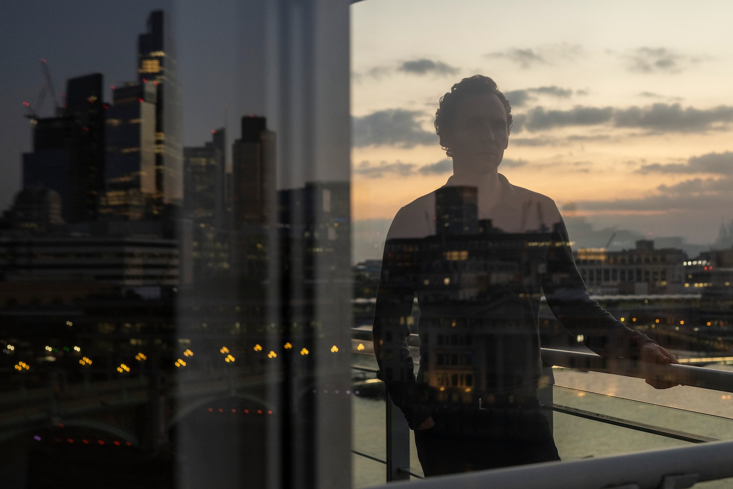 ドラマ「ナイト・マネジャー」シーズン2 場面写真