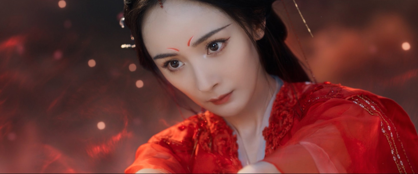 狐族の当主・塗山紅紅。演じたのは中国ドラマ「斛珠＜コクジュ＞夫人 ～真珠の涙～」「永遠の桃花～三生三世～」や、映画「長安のライチ」など知られるヤン・ミー（楊冪）