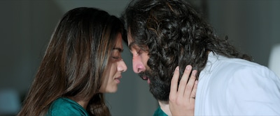 インド映画「ANIMAL」場面写真。ラシュミカー・マンダンナ演じるギタンジャリ（左）とランビール・カプール演じるランヴィジャイ（右）