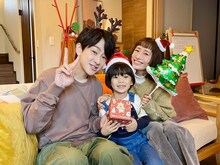 ドラマ「元科捜研の主婦」クリスマス家族写真。左から横山裕演じる吉岡道彦、佐藤大空演じる吉岡亮介、松本まりか演じる吉岡詩織