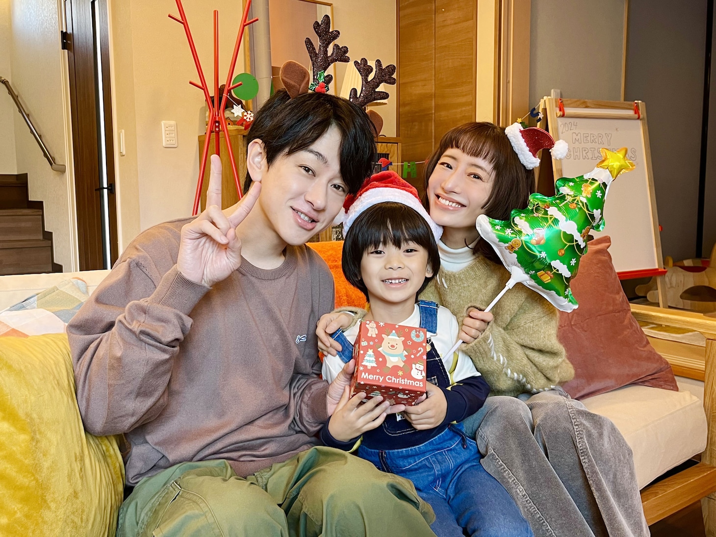 ドラマ「元科捜研の主婦」クリスマス家族写真。左から横山裕演じる吉岡道彦、佐藤大空演じる吉岡亮介、松本まりか演じる吉岡詩織