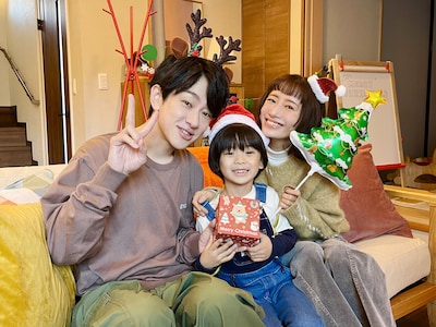 ドラマ「元科捜研の主婦」クリスマス家族写真。左から横山裕演じる吉岡道彦、佐藤大空演じる吉岡亮介、松本まりか演じる吉岡詩織