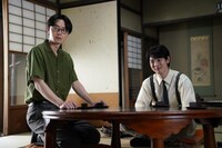連続ドラマW-30「ながたんと青と -いちかの料理帖-2」場面写真。左から作間龍斗演じる山口周、小林虎之介演じる川島栄