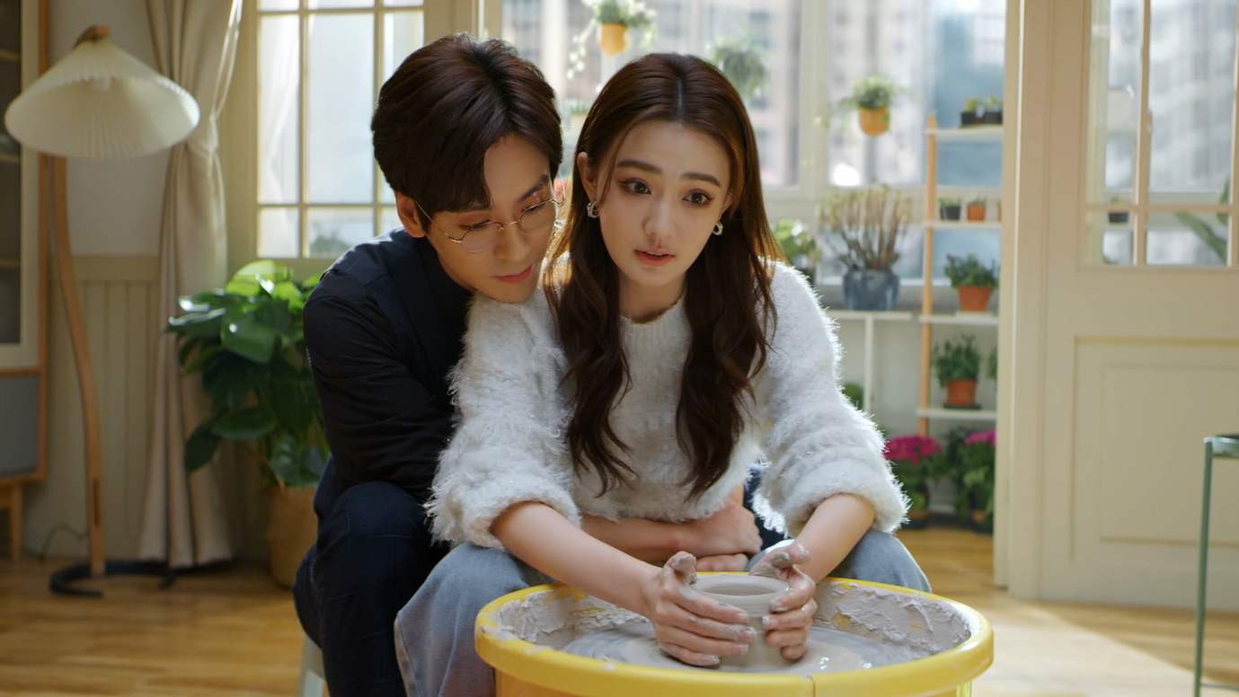 中国ドラマ「ワガママ社長の仰せのままに！」より、左からウェイ・ジャーミン（魏哲鳴）演じるロウ・ユエン、シュー・ルー（徐璐）演じるドン・ドンエン