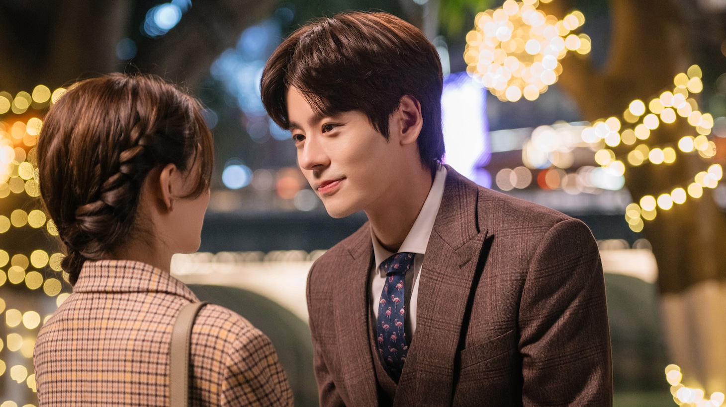 中国ドラマ「ワガママ社長の仰せのままに！」の主人公ロウ・ユエン（右）。中国では、恋愛に疎いユエンが自分の気持ちに戸惑い、ドンエンの本音が知りたくて一喜一憂する姿にキュンとする視聴者が続出した