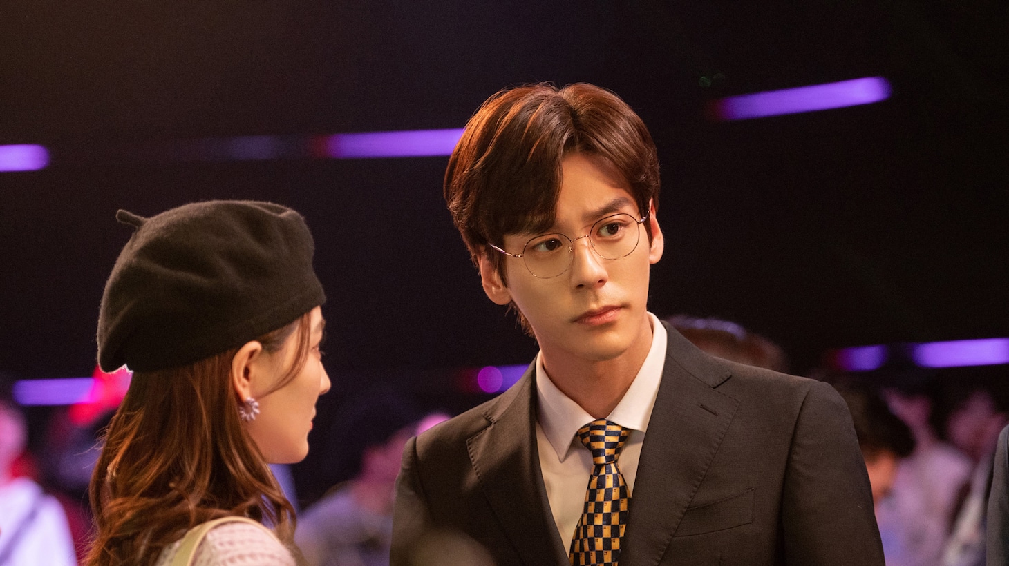 ウェイ・ジャーミン（魏哲鳴）演じるクールなツンデレCEOロウ・ユエン。劇中では、ヒロインのせいで次々と災難に遭い、クールなキャラが崩壊していくことになる