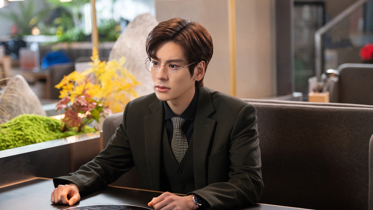 中国ドラマ「ワガママ社長の仰せのままに！」の主人公ロウ・ユエン。会社ではバリバリ仕事する策略家だが、プライベートでは暗闇を怖がるほかモフモフを好むギャップを持っている