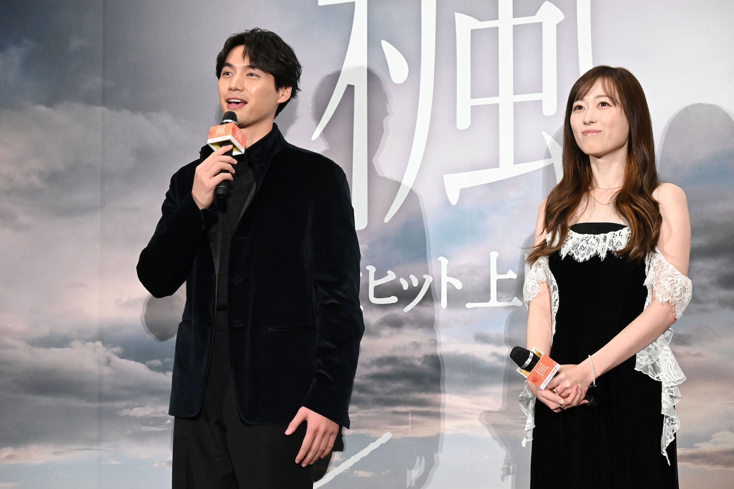 左から福士蒼汰、福原遥