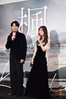 偶然ベロア素材の衣装が重なり、お互いのコーディネートをチェックし合った福士蒼汰（左）と福原遥（右）