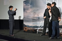 登壇者たちを記念撮影する北島岬（左）