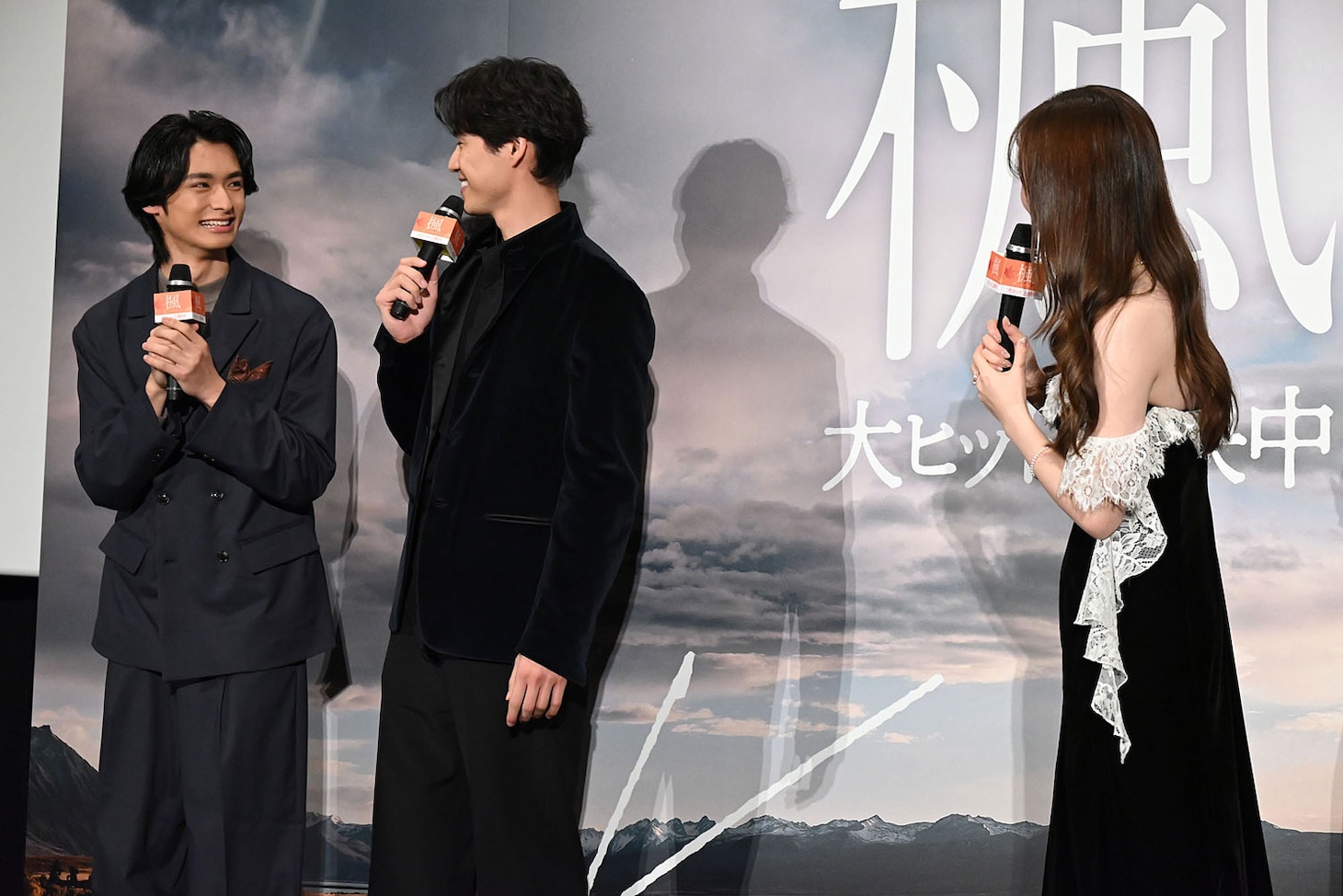 福原遥（右）から「髪型が似てる」と言われ、目を見合わせる北島岬（左）と福士蒼汰（中央）