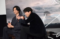 屋上でカメラを構えるシーンで、北島岬（左）に福士蒼汰（右）がアドバイスした際のことを再現する様子