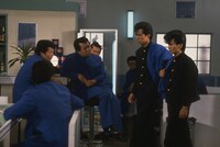 映画2作目「ビー・バップ・ハイスクール 高校与太郎哀歌」より。本作において、城東工業のナンバー2・テルが自分たちの力を誇示する手段としたのが、愛徳高校の生徒からボンタンを剥ぎ取る「ボンタン狩り」。ヒロシとトオルも一度は狩られてしまう ©︎東映