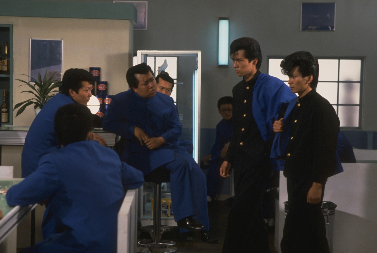 映画2作目「ビー・バップ・ハイスクール 高校与太郎哀歌」より。本作において、城東工業のナンバー2・テルが自分たちの力を誇示する手段としたのが、愛徳高校の生徒からボンタンを剥ぎ取る「ボンタン狩り」。ヒロシとトオルも一度は狩られてしまう ©︎東映