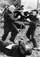 1作目「ビー・バップ・ハイスクール」より、クライマックスの大乱闘 ©︎1985 東映 セントラル・アーツ